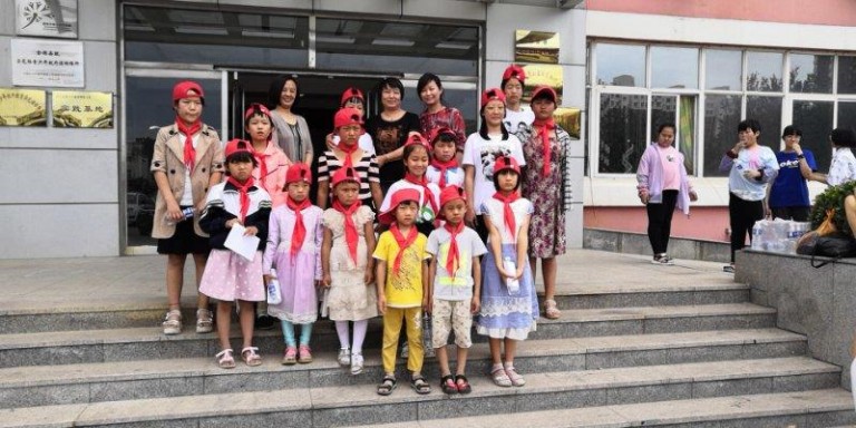关心贫困儿童，拉手为爱行动 ——乡村贫困儿童走进青少年活动中心体验艺术课程